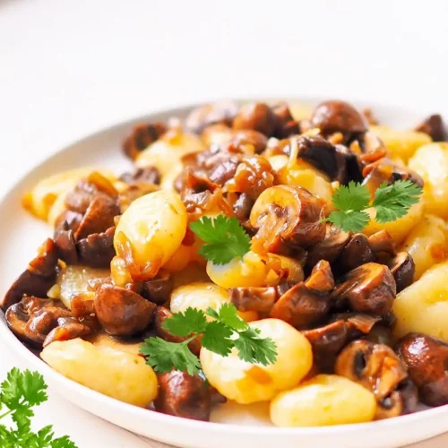 Schnelles Gnocchi Rezept mit Champignons und Zwiebeln