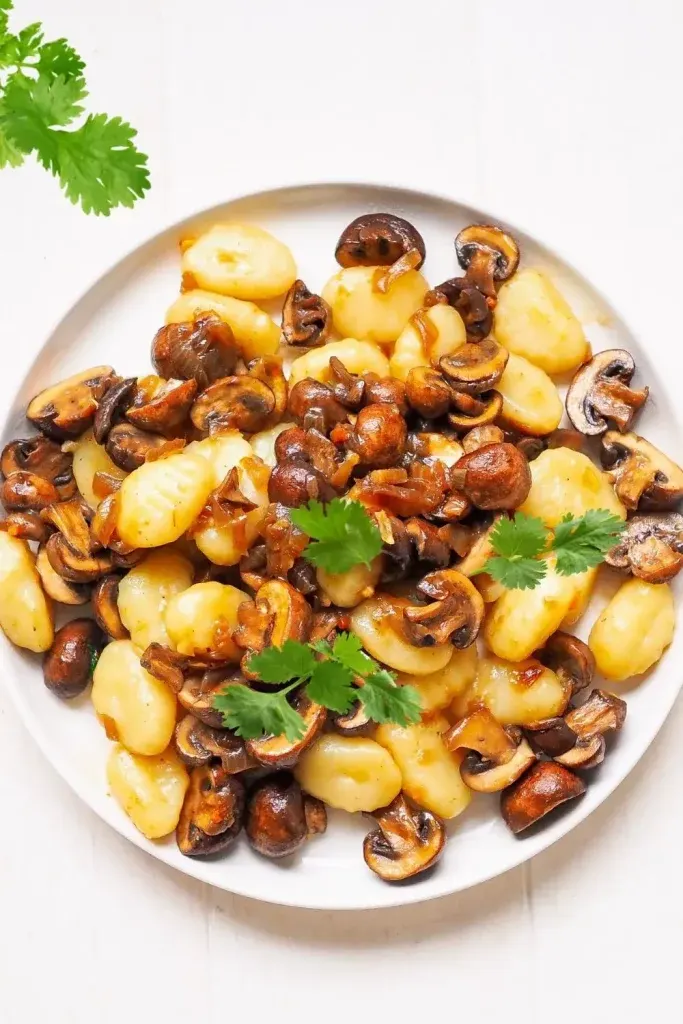 Schnelles Gnocchi Rezept mit Champignons und Zwiebeln