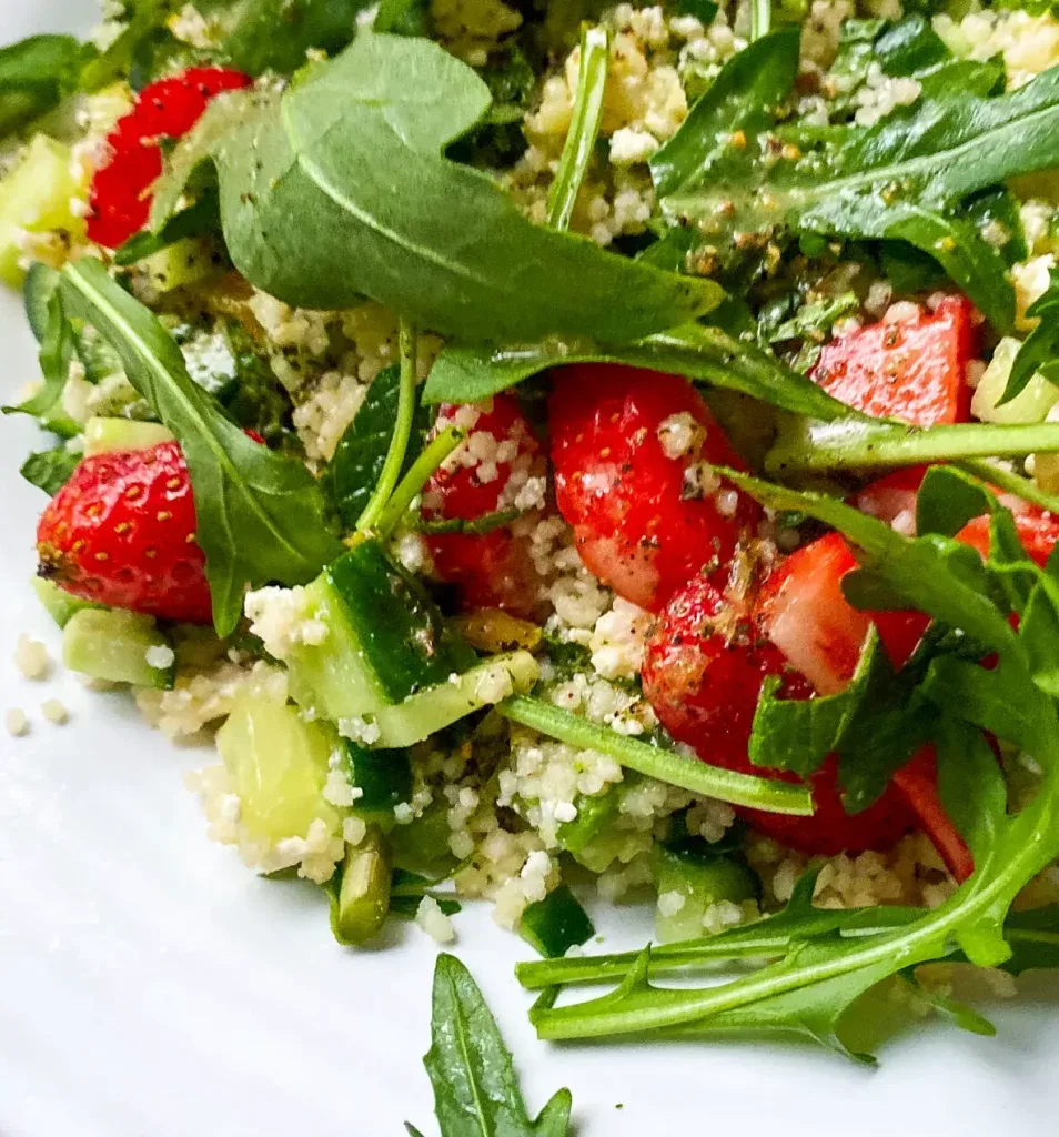 Fruchtiger Couscous Salat mit Erdbeeren