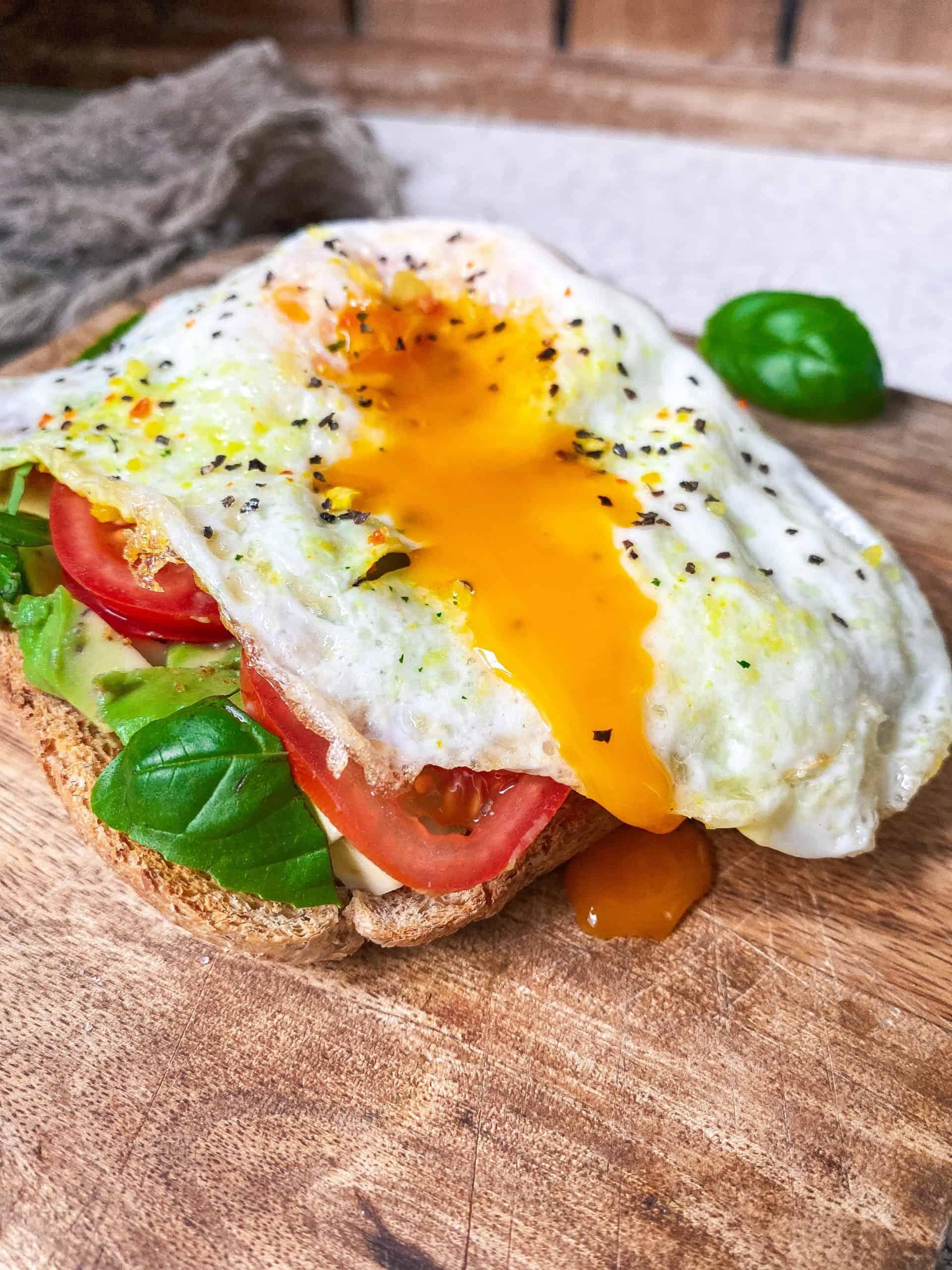 Avocado Toast mit Ei und Tomaten